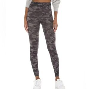 NWT Spanx EcoCare Seamless Leggings Black Camo  M Shaping Active Leggings (1039)